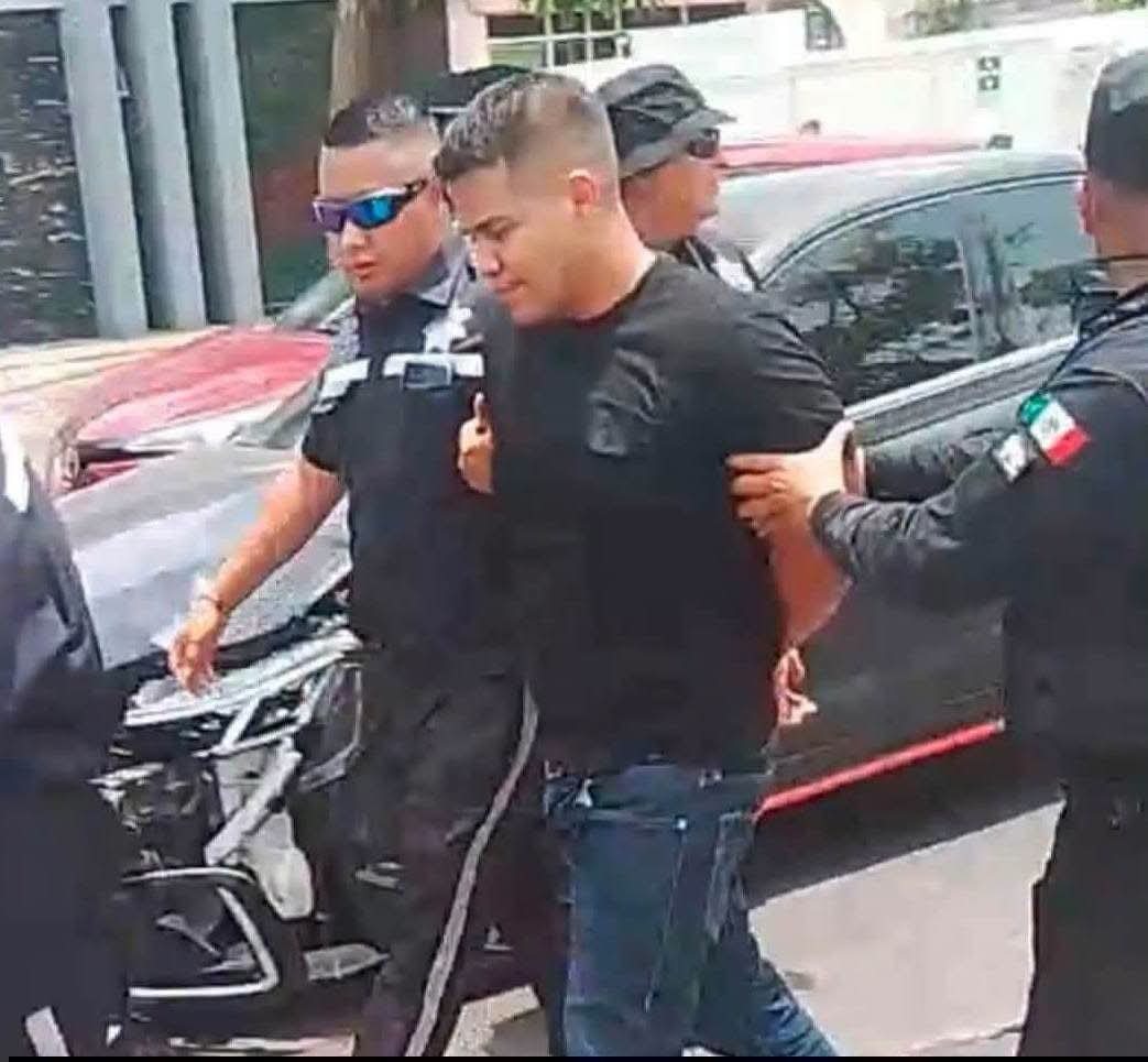 RaulCuevas24750's tweet photo. Una prueba más para que veamos los elementos de @SEMAR_mx con quién contamos que SUPUESTAMENTE nos cuidan y velan por nuestra seguridad??? Éste KRICOSO DROGADICTO Y BORRACHO elemento de Marina atropelló y desvivió a una mujer en Tampico y se dió a la FUGA tuvieron que darle alcance y SOMETERLO los de Policía Estatal por el SPA de Cd Madero Y ahora están amenazando a la familia de la fallecida para que le otorguen el perdón. Esperemos que el Juez de control lo remita al Penal y no con las autoridades de Marina ya que los protegerán. Esperemos que se actúe y no dejen pasar como caso aislado como muchos eda'
