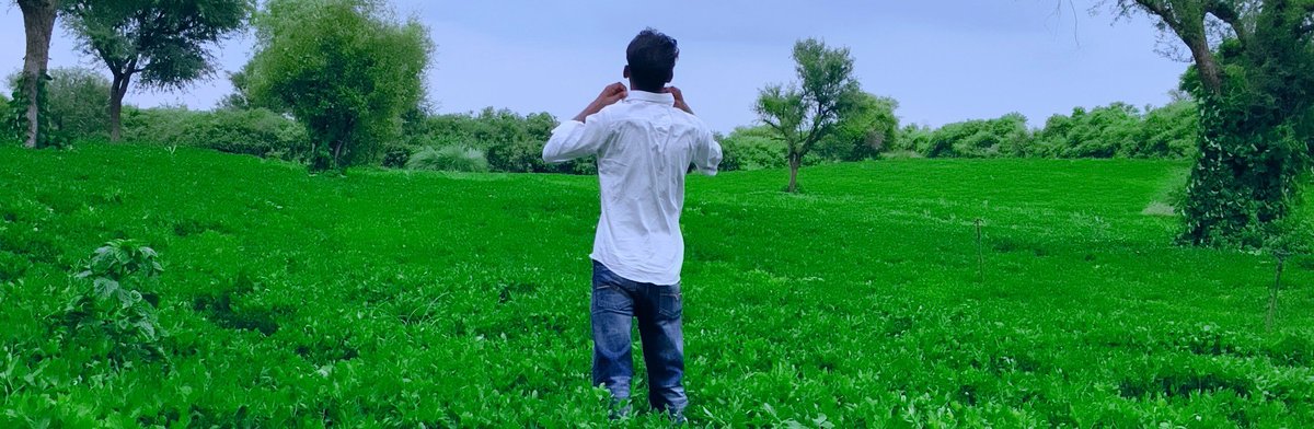 Zindagi_Arjun's tweet photo. चेहरे पे मुस्कुराहट रख के सह लिया सब,
सीना टटोला तो सिर्फ़ ख़ामोशी मिली...🖋️🚶

#भाव https://t.co/5NU7Bfc1FU