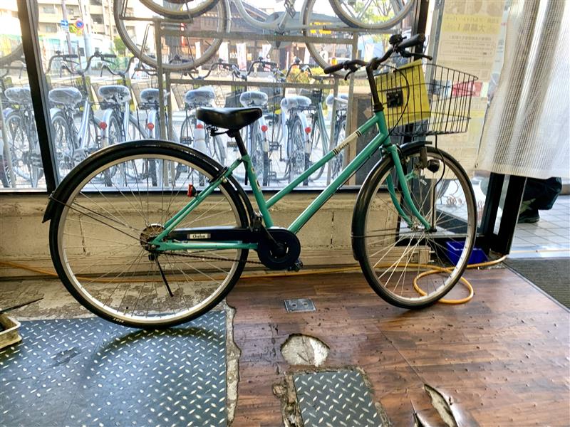 lifecycle_T's tweet photo. 📣【立花店】特選・中古車情報📣
エメラルドグリーン×ブラックがおしゃれな27インチが入荷！🚲✨ またぎやすいフレーム＆大きめカゴ付きで毎日の通勤・通学や買い物に大活躍間違いなしの1台です💪整備済みで税込13,178円✨ 在庫確認はお電話で👇 ☎06-6420-9333
#自転車 #尼崎 #立花 https://t.co/25xklzkt5T