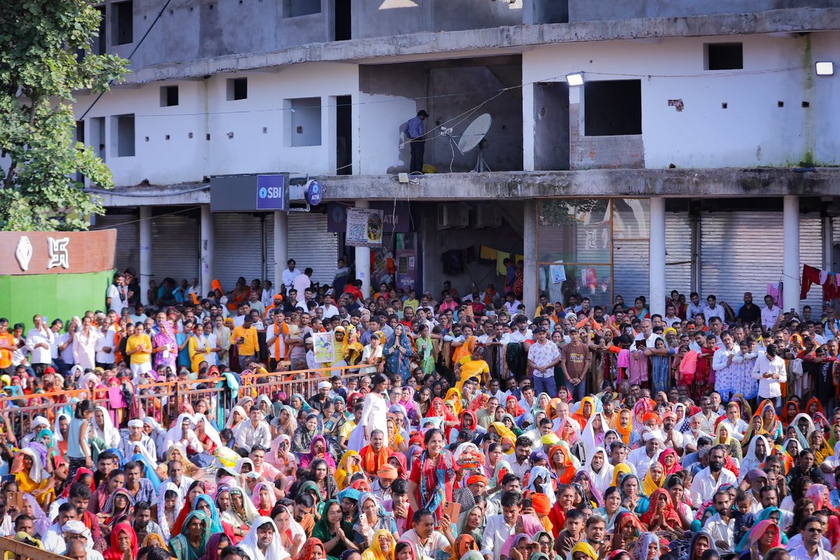bageshwardham's tweet photo. बागेश्वर धाम में पूज्य सरकार के दिव्य दर्शन एवं महादिव्य दरबार का भव्य आयोजन हुआ। देश-विदेश से आए श्रद्धालुओं ने आस्था और श्रद्धा के साथ दर्शन कर आशीर्वाद प्राप्त किया। भक्ति, विश्वास और गुरु कृपा से संपूर्ण वातावरण भक्तिमय बना रहा तथा श्रद्धालु आध्यात्मिक ऊर्जा से सराबोर हुए। https://t.co/5NoIEpSvg8