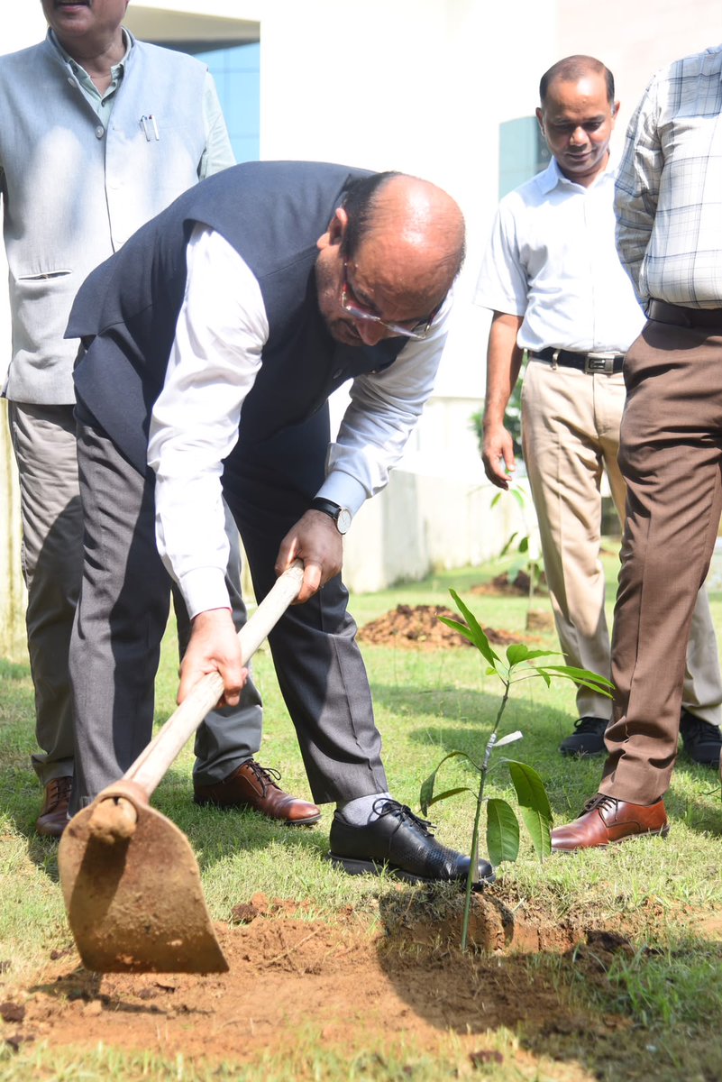 icarindia's tweet photo. #हरियालीअमावस्या पर डॉ. एम. एल. जाट, सचिव (DARE) एवं महानिदेशक (ICAR) के नेतृत्व में #ICAR मुख्यालय ने NASC, नई दिल्ली में पौधारोपण किया। हरित भविष्य के संकल्प के साथ वरिष्ठ अधिकारियों ने प्रकृति संरक्षण का संदेश दिया।
@ChouhanShivraj @PIB_India @AgriGoI https://t.co/xqrA4xs5UY