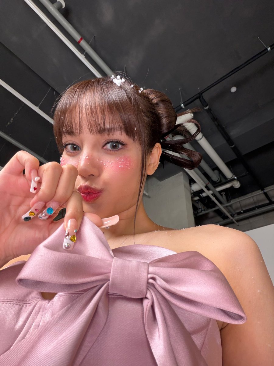 lisarescuedme's tweet photo. ALWAYS WITH LISA 💛 https://t.co/NxKhyNDi93