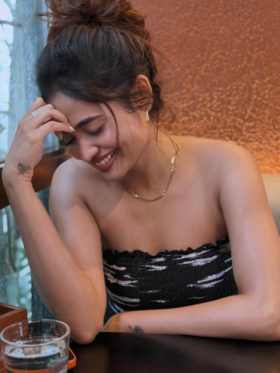 TKFACTRESSWORLD's tweet photo. Teju Sleevless la enama Iruka..adhuvum andha pidhungitu nikkira akkula paathale thookudhu🥵🤤..Andha akkula sniff panni nakki eduthu apdiye liplock pannanum avala..Ava moonjiya nakki edukanum🤤😘...nakkite oru kaiyala molayum innoru kaiyala soothayum kasakanum🍑🥭👋��🤤 https://t.co/NCsxgvRxmd