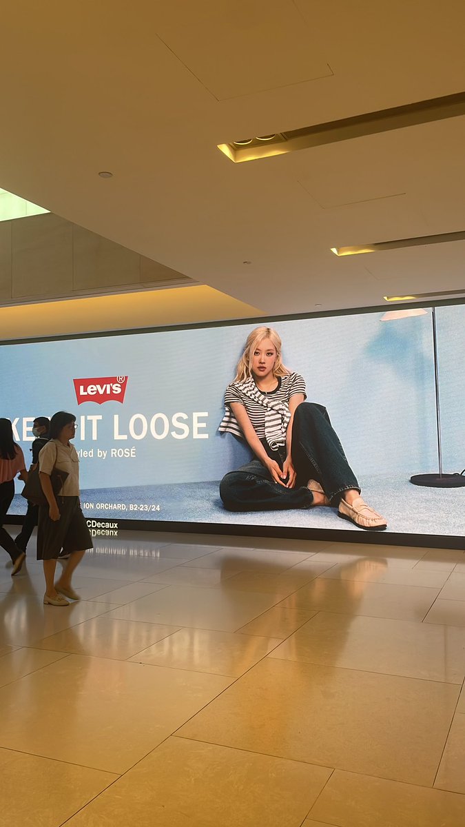 filmrosiee's tweet photo. everywhere i go i meet my wife 😼 https://t.co/cDwRPLfG2h