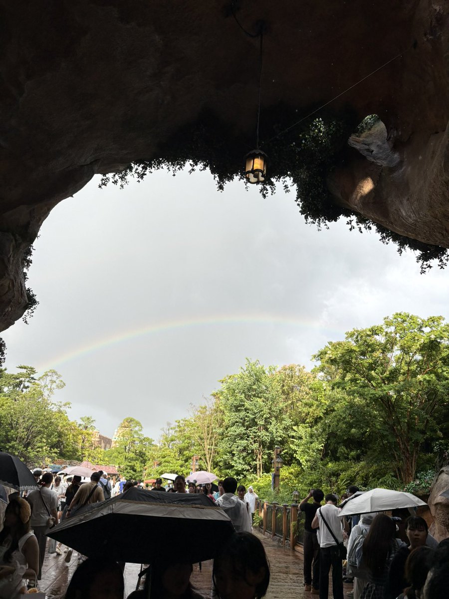 175429sei's tweet photo. 久々のディズニー！！
雨降ったり止んだりでヘトヘト🥵
でも虹めっちゃ綺麗だった✨️ https://t.co/lrGBdrefsD