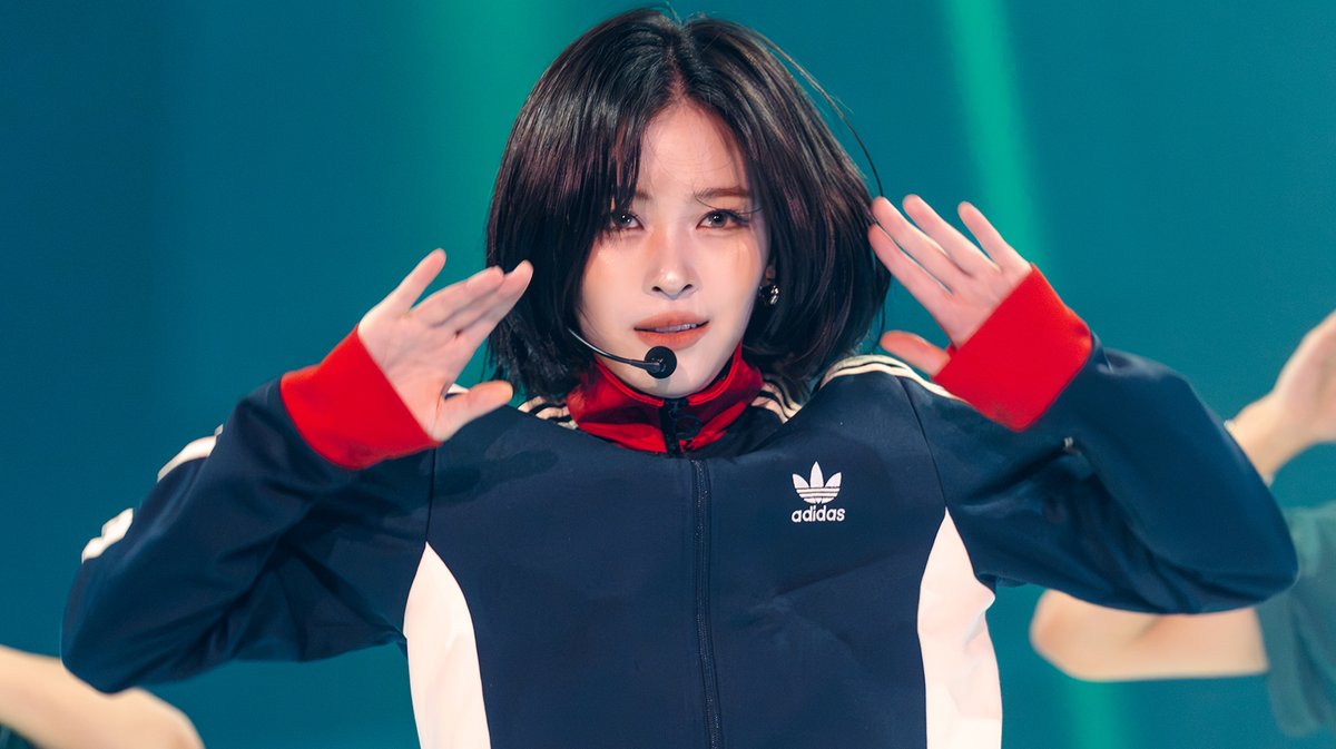 ITZYofficial's tweet photo. ITZY The 5th Fan Meeting “ALL IN, MIDZY” Stage Clip

#RYUJIN “REDRED”
🎬 https://t.co/shvb43Uoo1

#CHAERYEONG “보름달"
🎬 https://t.co/K4ho2axw8i

#YUNA “Bubble Pop!”
🎬 https://t.co/zQ5KVe9va1

#ITZY #MIDZY @ITZYofficial
#있지믿지날자 #ALLINMIDZY https://t.co/EHOLOlSaPM