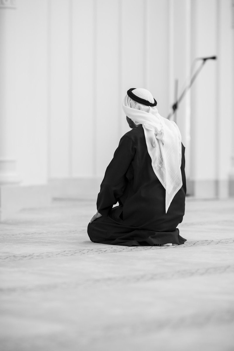 omar_h261's tweet photo. بمحراب الصلاة وقفت تدعو
وتسألُ منة الرحمن فينا

صدقت الله في علنٍ وسرٍّ
ففاضَ القلب إيمانا ودينا

تقود ركابنا نحو المعالي
تناجي الله رب العالمينا 

حماك اللهُ للدنيا جميعا 
أقر بك السرائر والعيونا https://t.co/hcRVJVRoGp