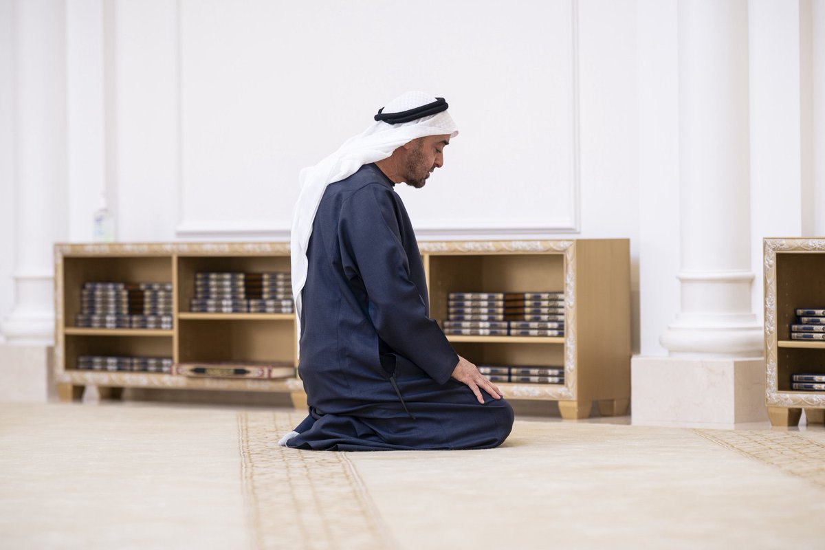 omar_h261's tweet photo. بمحراب الصلاة وقفت تدعو
وتسألُ منة الرحمن فينا

صدقت الله في علنٍ وسرٍّ
ففاضَ القلب إيمانا ودينا

تقود ركابنا نحو المعالي
تناجي الله رب العالمينا 

حماك اللهُ للدنيا جميعا 
أقر بك السرائر والعيونا https://t.co/hcRVJVRoGp