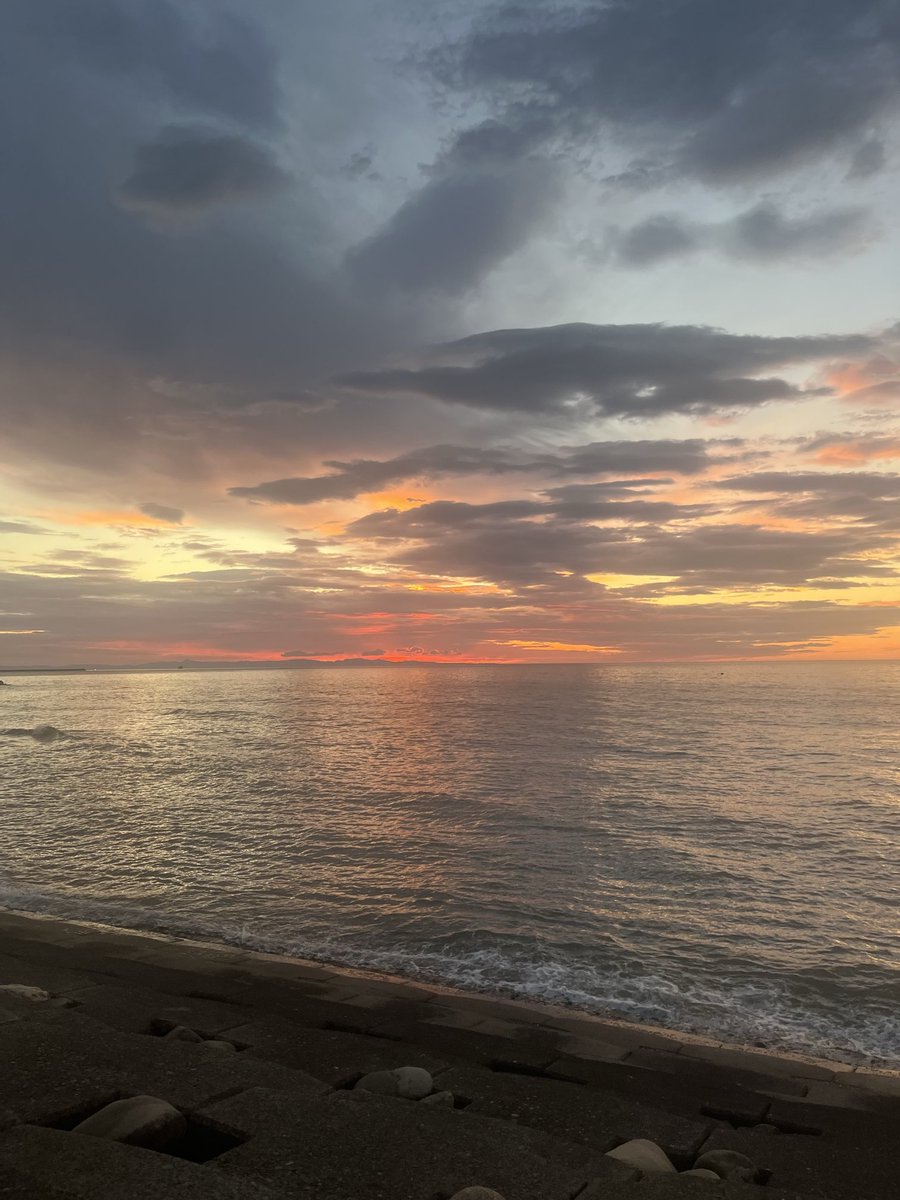 heatofgold's tweet photo. 新潟の海に、日が沈む。 https://t.co/x4uHMHCgYH