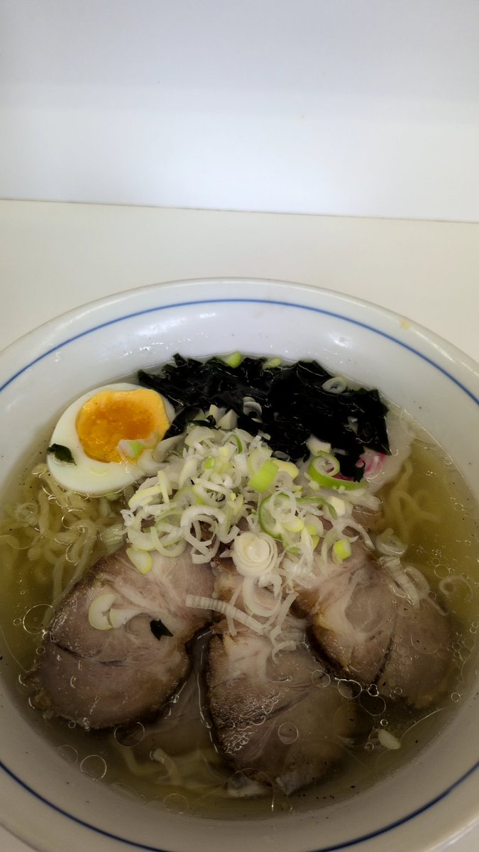 0008818a's tweet photo. 今日のラーメン（8月12日 大黒笠原店）
今年261杯目。
塩ちゃーしゅうめんをいただきました。
塩🧂味と仄かな甘味が効いたあっさりとしたスープ、もっちりとした食感の中細縮れ麺そして柔らかくやや塩🧂味が効いたちゃーしゅうが印象的です。 https://t.co/bD14gp1YY2
