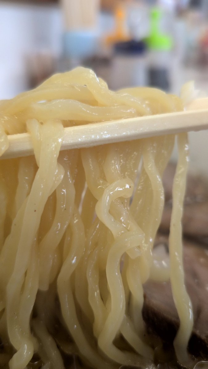0008818a's tweet photo. 今日のラーメン（8月12日 大黒笠原店）
今年261杯目。
塩ちゃーしゅうめんをいただきました。
塩🧂味と仄かな甘味が効いたあっさりとしたスープ、もっちりとした食感の中細縮れ麺そして柔らかくやや塩🧂味が効いたちゃーしゅうが印象的です。 https://t.co/bD14gp1YY2