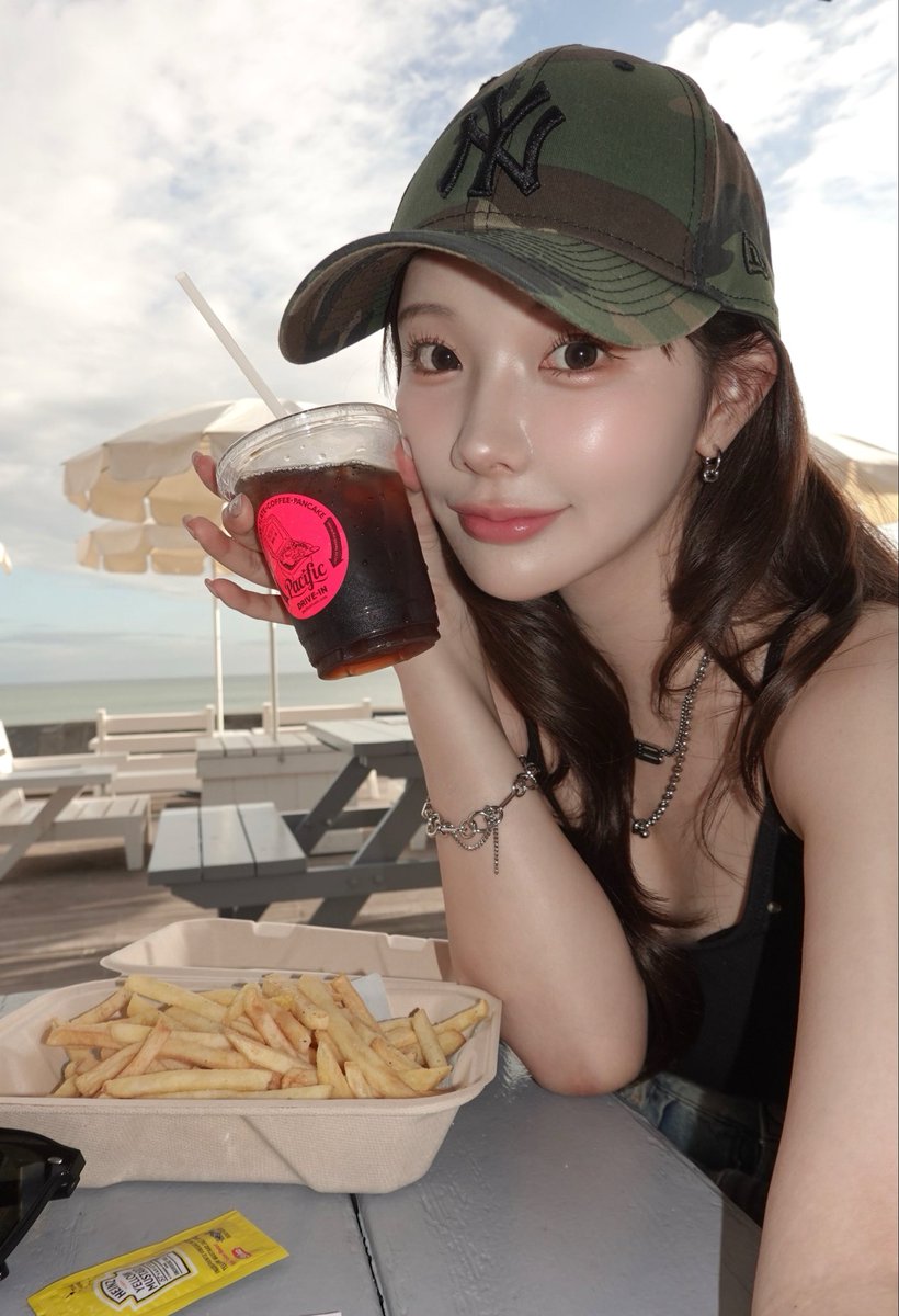 emk_oooo's tweet photo. このチークとミストの組み合わせで
最強のツヤ肌×多幸感作れますﾖﾝ🫧
︎ ︎ ︎ ︎ ︎ ︎ ︎
しかも汗で崩れにくくて最高♡ https://t.co/T7pF2A595E