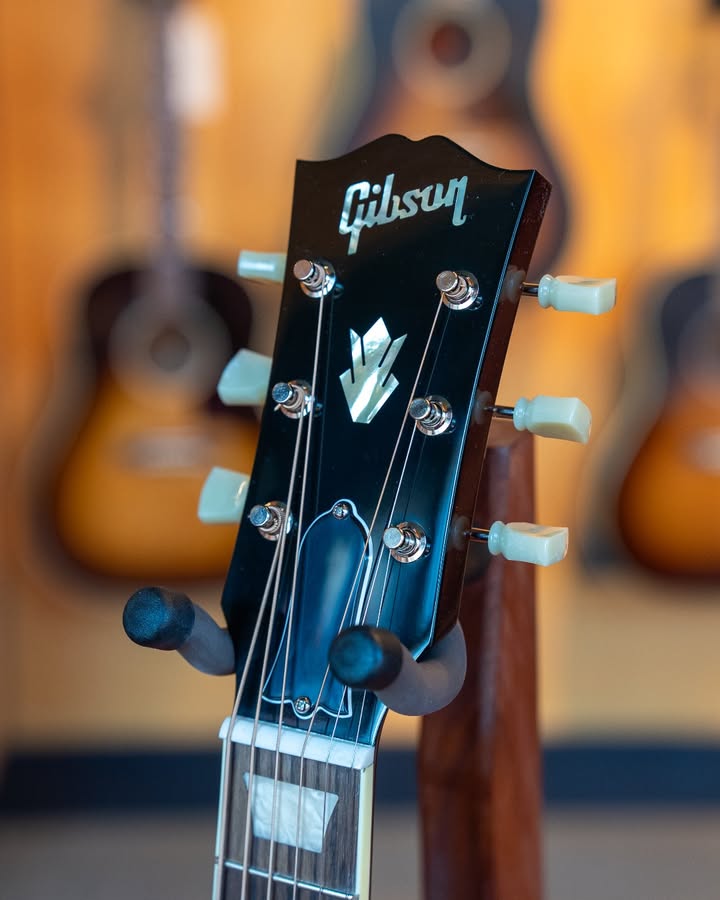 GibsonJapan's tweet photo. J-160E Originalは多くのプレイヤーにとって、説明不要の名器。ザ・ビートルズに最も深く結びついているアコースティックギターです。エド・サリヴァン・ショーへの記念すべき初出演から、キャリア前半のレコーディングに至るまで、彼らの活動を広く支え続けました。

🔗 https://t.co/QHxyND0C4M

#Gibson #ギブソン