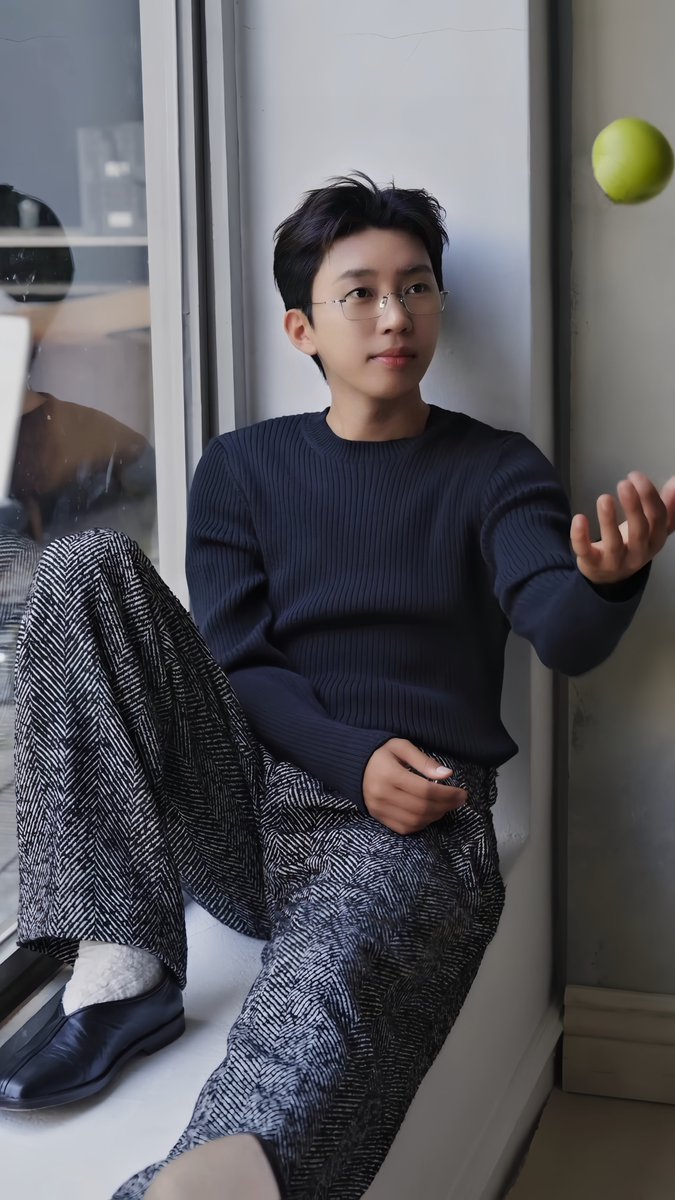 sjhw2379's tweet photo. 임영웅 에스콰이어에 첫 등장한 영웅 코어🩵
  사과까지 소품으로 만드는 센스🍏 
   툭 던진 순간도 화보
#임영웅 
#limyoungwoong 
#임영웅_고양콘서트
#임영웅_에스콰이어
#에스콰이어_9월_표지모델
출처:ESQUIRE Korea
편집:가인 https://t.co/DRHmofF2tx