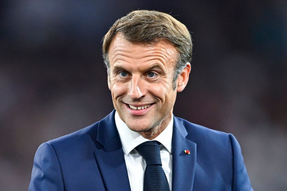JusteMilieu3's tweet photo. Découvrez les vrais chiffres du bilan catastrophique d'Emmanuel Macron ! ⛔️ 

📌 Chômage : retombé à 7,1 % en 2023, remonté à 8,3 % en 2026. L'objectif plein emploi à 5 % pour 2027 est officiellement mort. Chez les 15-24 ans : 21,4 %.

📌 Dette : 1 255 milliards accumulés sous Macron. Total : 3 536 milliards, soit 117,5 % du PIB. Déficit maintenu au-dessus de 5 % du PIB, jamais corrigé.

📌 Immigration : +55 % de titres de séjour par rapport à Sarkozy, +35 % vs Hollande. Population immigrée en hausse de 434 000 en 2024, trois fois la moyenne des années 2000.

Dix ans. Sans cap ni boussole. Que des belles promesses officiellement non tenues !

L'article complet en premier commentaire 👇
