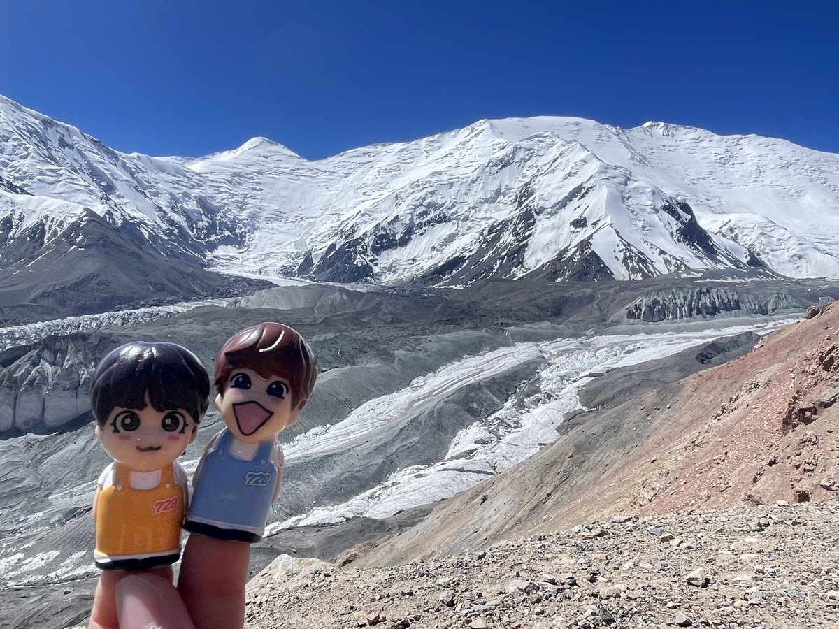 Spera2222's tweet photo. キルギスタン🇰🇬トラベラーズパス
トゥパクル湖から歩いて日帰りハイキング。早めの時間に出たけど、どんどん人がくる。氷河が目の前に広がり、時折雪崩も確認。道中までも緑豊かな草原を歩きつつ、道端のルバーブを食べて活力補給。
#キルギスタン #レニン峰 #ハイキング #草原 #なにわ指人形 https://t.co/YbO4AMBED5