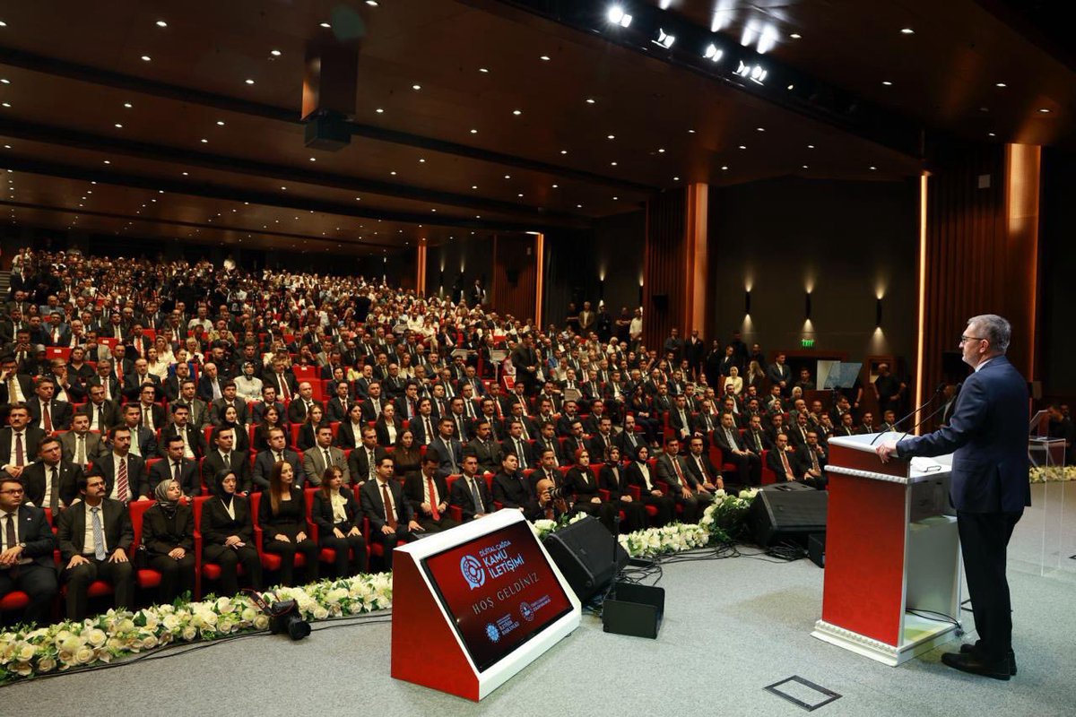 burhanduran's tweet photo. Cumhurbaşkanlığı İletişim Başkanlığımız ve İçişleri Bakanlığımızın iş birliğinde düzenlenen “Dijital Çağda Kamu İletişimi” paneli ve “Mülki İdare Amirlerine Yönelik Sosyal Medya Rehberi” tanıtım programında; dijitalleşmenin kamu yönetimine etkilerini, kamu iletişiminin geleceğini ve kamu kurumlarımızın dijital dönüşüm sürecini daha güçlü bir zemine taşıyacak adımları ele aldık.

Günümüzde kamu iletişimi, devlet ile vatandaş arasındaki güveni tesis eden en önemli unsurlardan biridir. Vatandaşlarımız kamu hizmetlerini artık yalnızca hizmet binalarında değil, dijital platformlarda da deneyimliyor. Bu nedenle kamu yöneticileri olarak vatandaşımızın bulunduğu her alanda iletişim kanallarını açık, etkin ve güvenilir tutmak büyük önem taşıyor.

Dijitalleşme ve yapay zekâ iletişim alanında önemli imkânlar sunarken; dezenformasyon, manipülasyon, algoritmik yönlendirme ve gerçeğinden ayırt edilmesi güç sentetik içerikler gibi yeni riskleri de beraberinde getiriyor. Bu süreçte hakikatin korunması; doğru bilgiyi üretmek, güvenilir bilgiyi doğru zamanda ve doğru üslupla vatandaşımıza ulaştırmak ve güçlü bir kurumsal iletişim kültürü oluşturmakla mümkündür.

Bugün tanıtımını gerçekleştirdiğimiz “Mülki İdare Amirlerine Yönelik Sosyal Medya Rehberi”; sosyal medya kullanımına ilişkin teknik tavsiyelerin yanı sıra, dijital çağda ihtiyaç duyulan ortak kamu iletişimi kültürüne ilişkin önemli bir perspektif ortaya koyuyor. Risk iletişiminden kriz iletişimine, kurumlara duyulan güvenin korunmasından doğru ve zamanında bilgilendirmeye kadar mülki idare amirlerimizin başvuru kaynağı olmasını hedefliyor.

Cumhurbaşkanlığı İletişim Başkanlığı olarak, Cumhurbaşkanımız Sayın Recep Tayyip Erdoğan’ın vizyonu doğrultusunda, CİMER ve Dezenformasyonla Mücadele Merkezi başta olmak üzere hayata geçirdiğimiz çalışmalar, rehberler ve eğitim programlarıyla vatandaşlarımızla devletimiz arasındaki iletişimi güçlendirmeye; kamu kurumlarımızla güçlü koordinasyon içerisinde güven veren kamu iletişimi anlayışını daha da geliştirmeye devam edeceğiz.

Bu vesileyle, programımızı teşriflerinden dolayı İçişleri Bakanımız Sayın Mustafa Çiftçi’ye şükranlarımı sunuyor; panelistlerimize, rehberimizin hazırlanmasında emeği bulunan çalışma arkadaşlarımıza ve kıymetli katılımcılarımıza teşekkür ediyorum. “Mülki İdare Amirlerine Yönelik Sosyal Medya Rehberi”nin kamu iletişimimizin güçlendirilmesine ve vatandaşlarımızla devletimiz arasındaki güven bağının daha da kuvvetlenmesine katkı sunmasını temenni ediyorum.