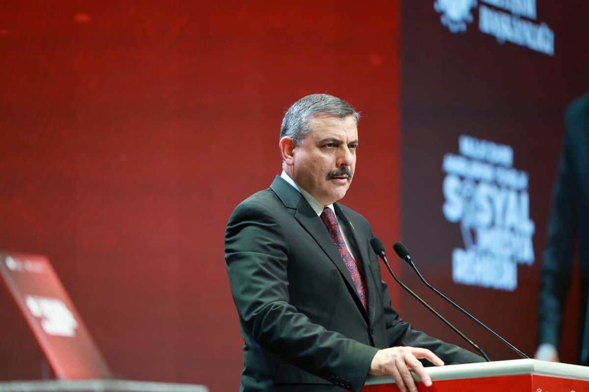 burhanduran's tweet photo. Cumhurbaşkanlığı İletişim Başkanlığımız ve İçişleri Bakanlığımızın iş birliğinde düzenlenen “Dijital Çağda Kamu İletişimi” paneli ve “Mülki İdare Amirlerine Yönelik Sosyal Medya Rehberi” tanıtım programında; dijitalleşmenin kamu yönetimine etkilerini, kamu iletişiminin geleceğini ve kamu kurumlarımızın dijital dönüşüm sürecini daha güçlü bir zemine taşıyacak adımları ele aldık.

Günümüzde kamu iletişimi, devlet ile vatandaş arasındaki güveni tesis eden en önemli unsurlardan biridir. Vatandaşlarımız kamu hizmetlerini artık yalnızca hizmet binalarında değil, dijital platformlarda da deneyimliyor. Bu nedenle kamu yöneticileri olarak vatandaşımızın bulunduğu her alanda iletişim kanallarını açık, etkin ve güvenilir tutmak büyük önem taşıyor.

Dijitalleşme ve yapay zekâ iletişim alanında önemli imkânlar sunarken; dezenformasyon, manipülasyon, algoritmik yönlendirme ve gerçeğinden ayırt edilmesi güç sentetik içerikler gibi yeni riskleri de beraberinde getiriyor. Bu süreçte hakikatin korunması; doğru bilgiyi üretmek, güvenilir bilgiyi doğru zamanda ve doğru üslupla vatandaşımıza ulaştırmak ve güçlü bir kurumsal iletişim kültürü oluşturmakla mümkündür.

Bugün tanıtımını gerçekleştirdiğimiz “Mülki İdare Amirlerine Yönelik Sosyal Medya Rehberi”; sosyal medya kullanımına ilişkin teknik tavsiyelerin yanı sıra, dijital çağda ihtiyaç duyulan ortak kamu iletişimi kültürüne ilişkin önemli bir perspektif ortaya koyuyor. Risk iletişiminden kriz iletişimine, kurumlara duyulan güvenin korunmasından doğru ve zamanında bilgilendirmeye kadar mülki idare amirlerimizin başvuru kaynağı olmasını hedefliyor.

Cumhurbaşkanlığı İletişim Başkanlığı olarak, Cumhurbaşkanımız Sayın Recep Tayyip Erdoğan’ın vizyonu doğrultusunda, CİMER ve Dezenformasyonla Mücadele Merkezi başta olmak üzere hayata geçirdiğimiz çalışmalar, rehberler ve eğitim programlarıyla vatandaşlarımızla devletimiz arasındaki iletişimi güçlendirmeye; kamu kurumlarımızla güçlü koordinasyon içerisinde güven veren kamu iletişimi anlayışını daha da geliştirmeye devam edeceğiz.

Bu vesileyle, programımızı teşriflerinden dolayı İçişleri Bakanımız Sayın Mustafa Çiftçi’ye şükranlarımı sunuyor; panelistlerimize, rehberimizin hazırlanmasında emeği bulunan çalışma arkadaşlarımıza ve kıymetli katılımcılarımıza teşekkür ediyorum. “Mülki İdare Amirlerine Yönelik Sosyal Medya Rehberi”nin kamu iletişimimizin güçlendirilmesine ve vatandaşlarımızla devletimiz arasındaki güven bağının daha da kuvvetlenmesine katkı sunmasını temenni ediyorum.