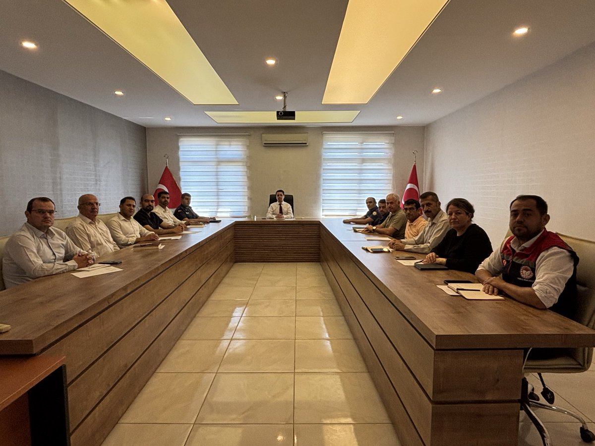 basyayla_k's tweet photo. İLÇE İDARE ŞUBE BAŞKANLARI TOPLANTISI GERÇEKLEŞTİRİLDİ

Kaymakamımız Sayın Abdülsamet KOCAKAYA başkanlığında, kurum amirlerimizin katılımıyla "İlçe İdare Şube Başkanları Toplantısı" gerçekleştirildi. https://t.co/T9Ti86qtfr