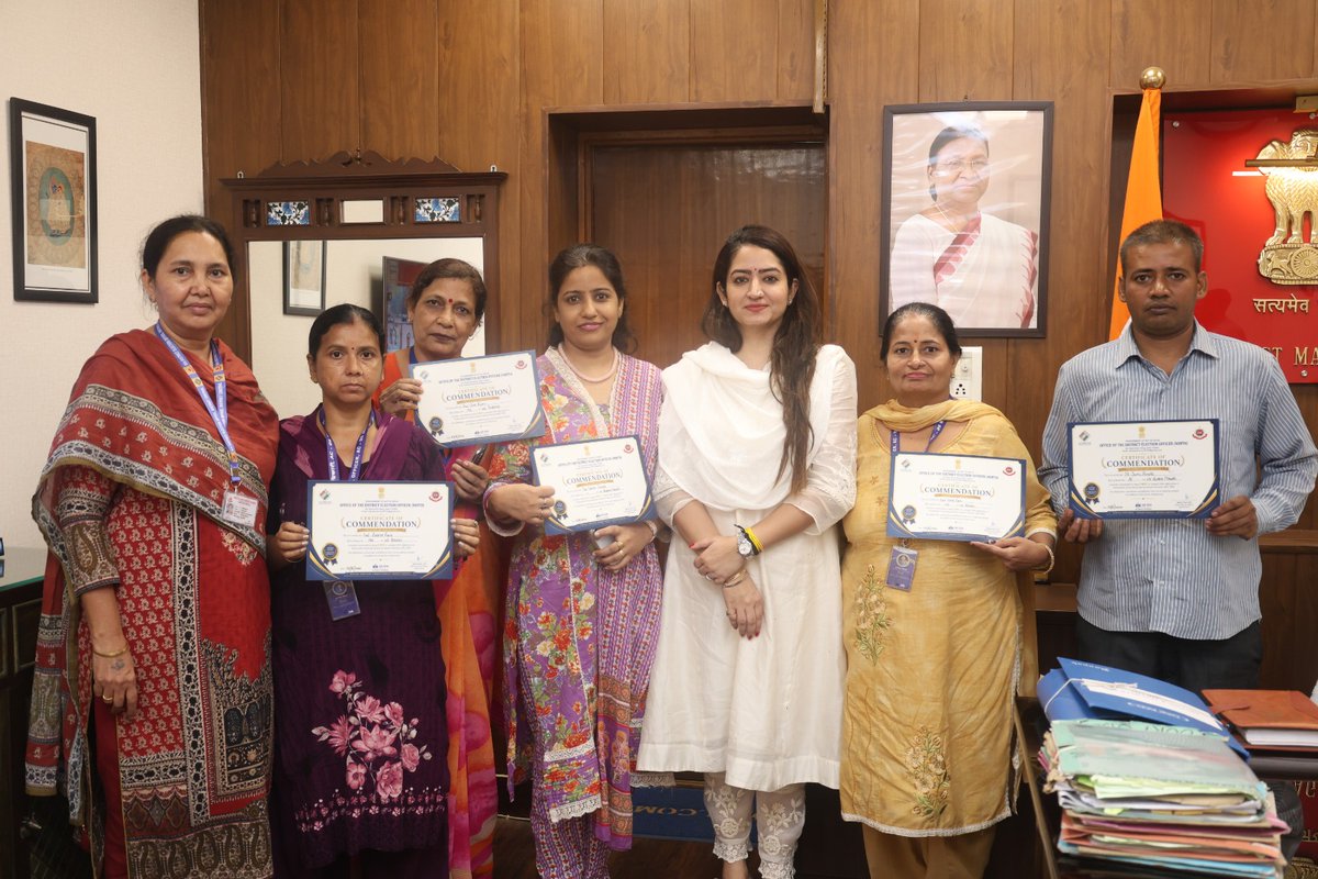 DM_North_Delhi's tweet photo. Recognising performance and rewarding good work! DEO North Delhi awarded DEO's commendations to 8 BLOs - 2 each from 4 ACs - for fastest digitisation / disposal during SIR Phase III. #SIR #Publicservice @ECISVEEP @CeodelhiOffice @LtGovDelhi @CMODelhi @rai_saloni https://t.co/naON7UdtFA