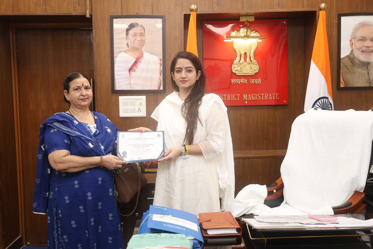 DM_North_Delhi's tweet photo. Recognising performance and rewarding good work! DEO North Delhi awarded DEO's commendations to 8 BLOs - 2 each from 4 ACs - for fastest digitisation / disposal during SIR Phase III. #SIR #Publicservice @ECISVEEP @CeodelhiOffice @LtGovDelhi @CMODelhi @rai_saloni https://t.co/naON7UdtFA