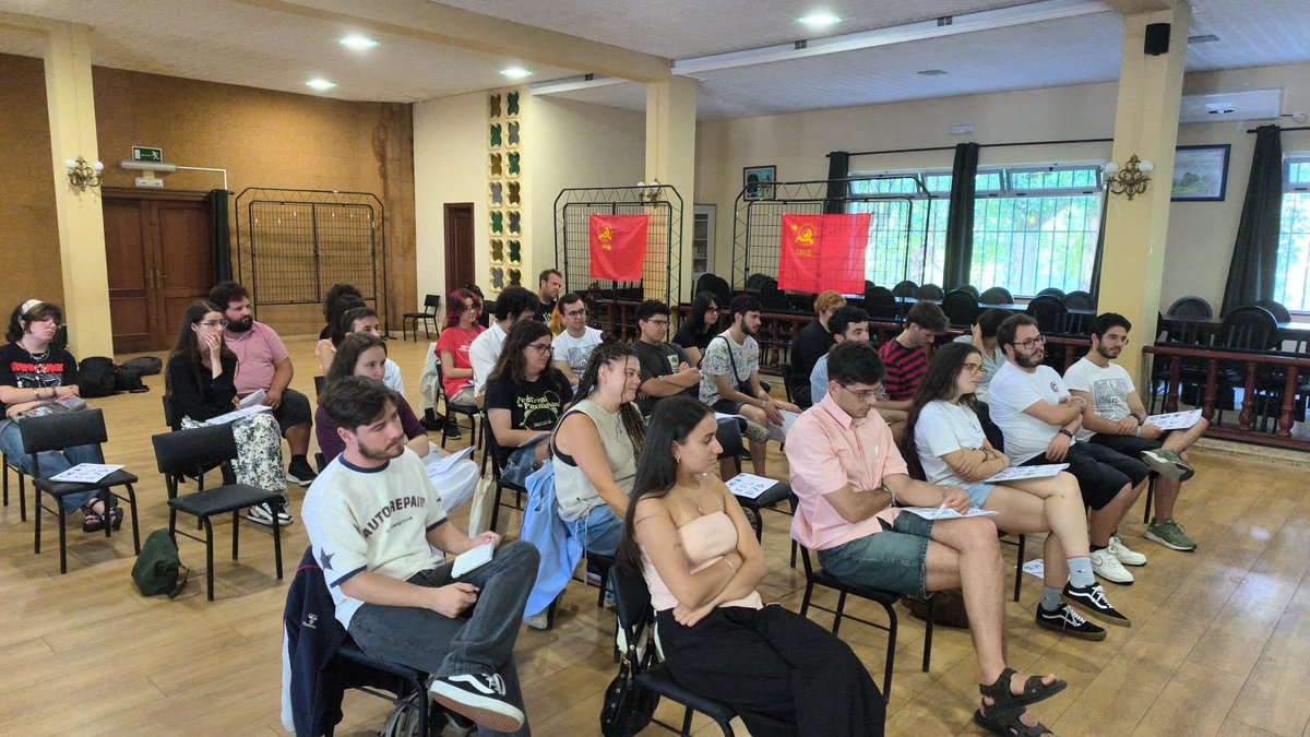 GalizaUMG's tweet photo. ✊🏻 Pechamos as #XIXornadasMonchoReboiras cun roteiro polo Ferrol de Moncho Reboiras da man de @MonFernandezGZ

2 días de formación e convivio da mocidade comunista e patriótica que culminarán pola tarde cos actos de tributo ao noso camarada da @GalizaUPG

#NósConMonchoReboiras https://t.co/phjdOTOrYe
