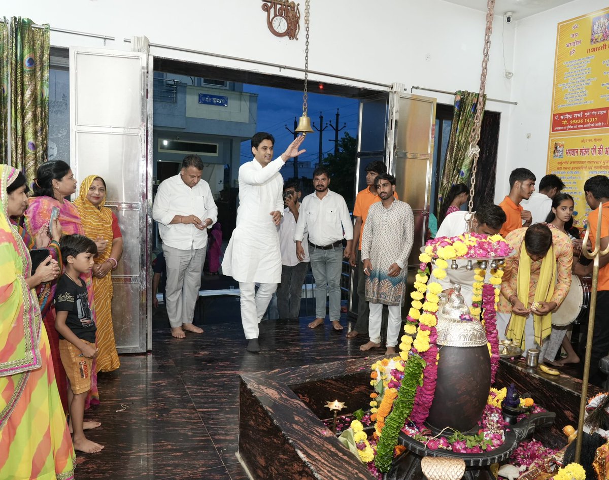 DrVikasAjmer's tweet photo. किशनगढ़ की सिद्धि विनायक कॉलोनी में श्री कंठ महादेव धाम में आयोजित सहस्रधारा कार्यक्रम में सम्मिलित होकर भगवान भोलेनाथ के दर्शन कर आशीर्वाद लिया।

​पं. सत्येन्द्र शर्मा जी, श्री कंठ महादेव धाम सेवा समिति एवं समस्त भक्तगणों को सफल आयोजन की बधाई ! https://t.co/ASd7Fmxqqr