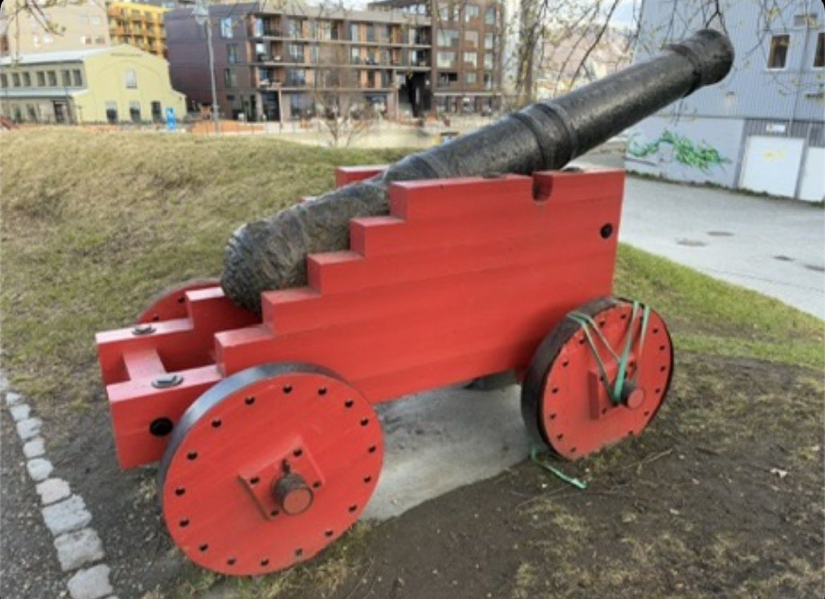 ArseCannonPics's tweet photo. 🍀 Match Day Cannon! 🍀
A massive thank you to @sometimesong for sending in this beauty from Tromso in Norway! 🇳🇴 📍
The red one is a new cannon, the other cannon is the one in the snow below!
Hopefully brings us luck 🙏
#CannonNumber942 #afc @Arsenal #Gooners #COYG #ARSCOM https://t.co/ADRD2dTC3q