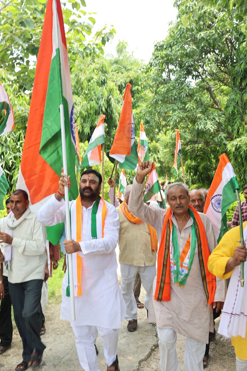 rajushuklabjp's tweet photo. डिघिया मंडल द्वारा ‘हर घर तिरंगा’ अभियान के अंतर्गत आयोजित भव्य तिरंगा यात्रा में सम्मिलित होकर राष्ट्रभक्ति के इस पावन अभियान का हिस्सा बनने का सौभाग्य प्राप्त हुआ।
हाथों में तिरंगा और हृदय में राष्ट्रप्रेम के भाव के साथ निकली इस यात्रा ने एकता, अखंडता और देशभक्ति का अद्भुत संदेश दिया।
तिरंगा हमारी आन, तिरंगा हमारी शान। 
#HarGharTiranga #mejavidhansabha259 #majavidhansabha #prayagraj  #rajushuklabjp #rajushukla