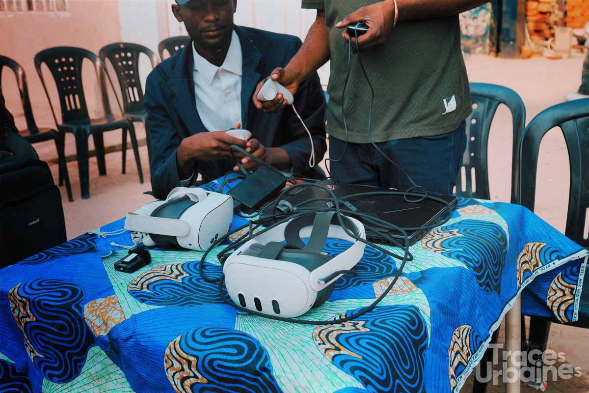 KishangaNetwork's tweet photo. Retour en images sur l’exposition immersive en VR organisée au Centre d’Art Biasasa, au cœur de la commune de Katuba.

Plus d’informations : https://t.co/56a4oT6QXs

#TracesUrbaines #RéalitéVirtuelle #Biasasa #Katuba #PlaceKintembo #InstitutTechniqueSalama #Lubumbashi https://t.co/bEgbvlcYmb