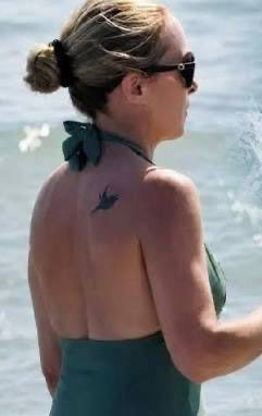 herqles_es's tweet photo. 🇮🇹🇪🇸 | La diferencia entre las vacaciones de Meloni y las de Sánchez: La líder italiana pasa sus vacaciones en una casa privada en Apulia, que sufraga ella misma:

La primera ministra italiana, Giorgia Meloni, ha elegido por quinto verano consecutivo la región de Apulia, en el sur de Italia, para pasar sus vacaciones. La mandataria se aloja de forma privada en la Masseria Beneficio, una finca rural situada en Ceglie Messapica, donde mantiene un perfil discreto y sufraga sus gastos estivales con sus propios recursos, sin utilizar una residencia oficial del Estado.

Mientras Meloni opta por un alojamiento privado, Sánchez disfruta de la residencia oficial del Estado, acompañado de su familia y bajo un amplio dispositivo de seguridad en el que participan efectivos de las Fuerzas Armadas y otros cuerpos de seguridad. El despliegue incluye medios destinados a garantizar la protección del jefe del Ejecutivo durante su estancia vacacional, que incluso utiliza una lancha de la Guardia Civil para bucear.