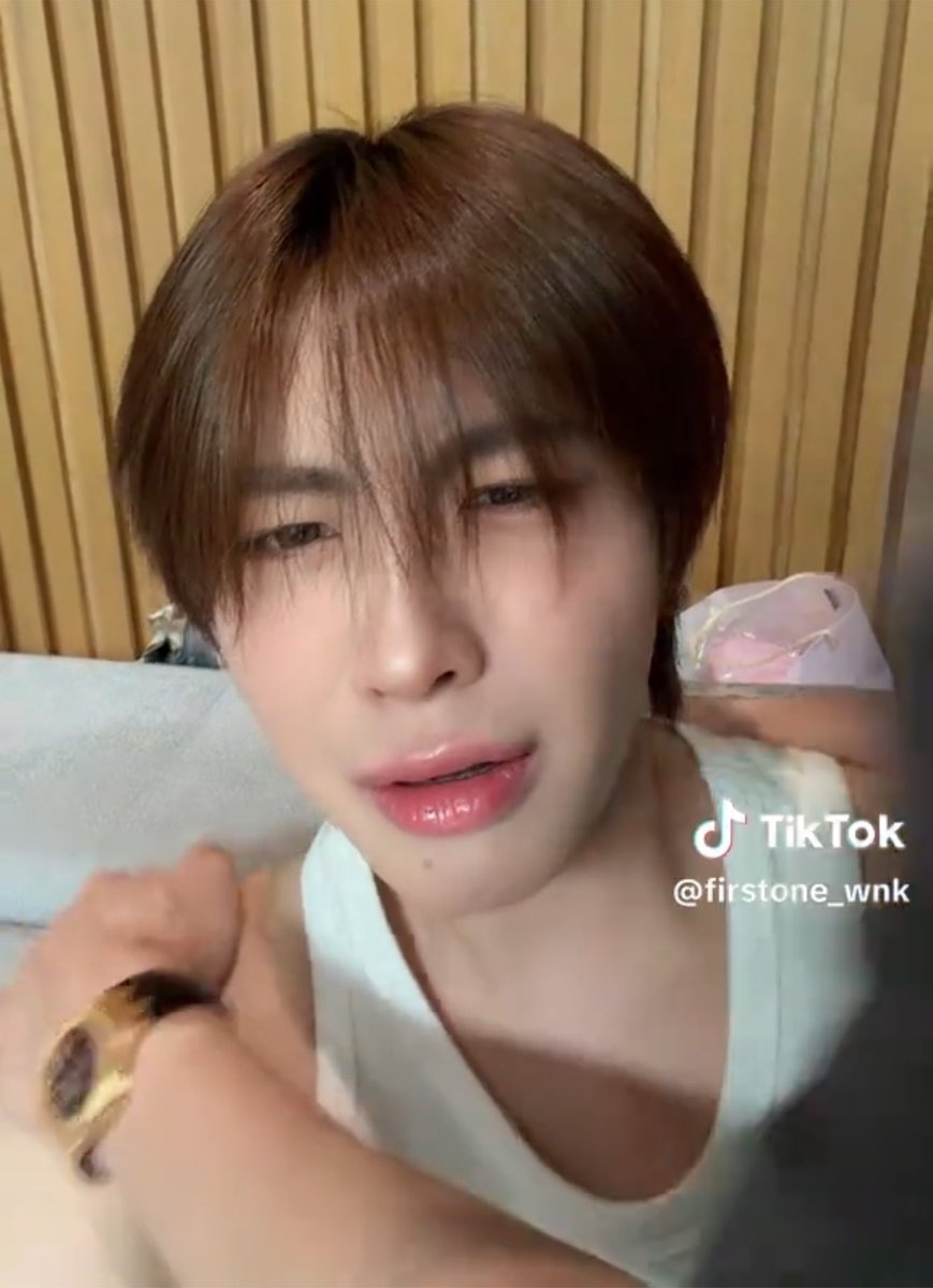 TleFirstoneTH's tweet photo. นาฬิกาใครคร๊ะ คุ้น ๆๆๆ 👉🏻👈🏻 👀

꒰ ♡𝄞 #TLE_mtm #Firstone  
#TleFirstone #เติ้ลเฟิร์สวัน ✩˖ ꒱ https://t.co/fOoEcgDlKl