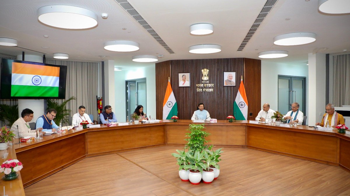 mppchaudhary's tweet photo. आज वित्त मंत्रालय में वर्ष 2026-2027 के लिए अफीम खेती नीति को लेकर माननीय सांसदगणों एवं प्रमुख हितधारकों के साथ महत्वपूर्ण बैठक की अध्यक्षता की। 

इस बैठक में किसानों के हितों के संरक्षण, अफीम की गुणवत्ता में सुधार और नीतिगत प्रक्रियाओं के सरलीकरण पर विस्तार से मंथन हुआ। 

माननीय प्रधानमंत्री श्री नरेंद्र मोदी जी के नेतृत्व में हमारी सरकार अफीम उत्पादक किसानों की समृद्धि, पारदर्शी व्यवस्था और उनकी हर समस्या के समयबद्ध समाधान हेतु पूरी तरह प्रतिबद्ध है।

#AfeemCultivationPolicy 
#OpiumPolicy
#अफीम_उत्पादक_किसान

@narendramodi
@FinMinIndia 
@nsitharaman 
@BJP4India @BJP4UP