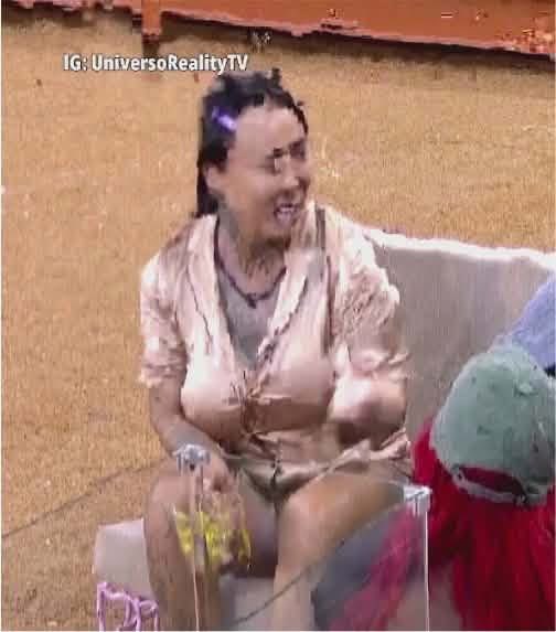 bellucciat's tweet photo. pinche jefa así como regañaste a Mariana cuando estaba en el exilio, regáñala ahorita por chismosa 

#lacasadelosfamososmx https://t.co/RH2bJGsR70