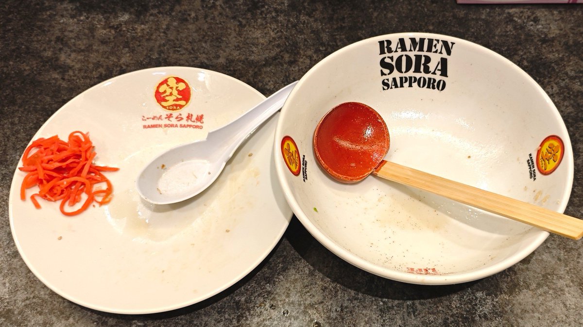 ramenriceshower's tweet photo. 【#北海道グルメ】
広い店内に狭い座席の🍜
あっさりなスープで少し物足りないぐらいギリギリの味…だが接客が酷くメニューの量を聞いても「分からない」だし水を頼めばビシャっとこぼす😮‍💨

味噌ラーメン＋チャー玉 1,700円
★★★★☆
#ラーメン
#らーめん空
#すすきの駅
#札幌市中央区
#どんぞこ https://t.co/AfG7RiEqyT