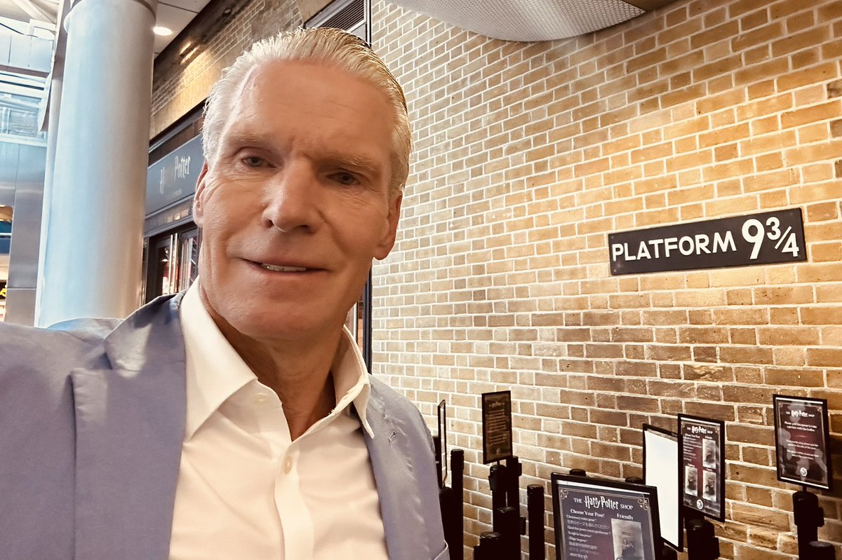SKellyCEO's tweet photo. Early start before the Harry Potter fans start queuing up at Kings X — still cool in London before the summer heat kicks in. Looking forward to the solar eclipse for a few minutes of relief 🥵 #London https://t.co/b6Pbq0aAUQ