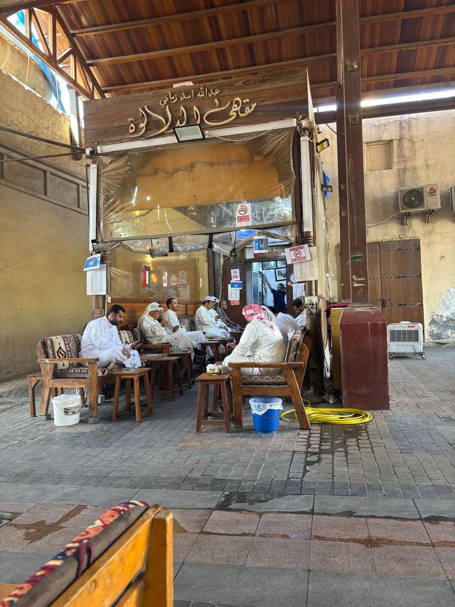 OlayanHamza's tweet photo. احلى الزيارات الصباحية الى سوق المباركية حيث تتنقل العصافير بحرية وبعيدا عن ضجيج البشر https://t.co/QGJEH3EhOJ