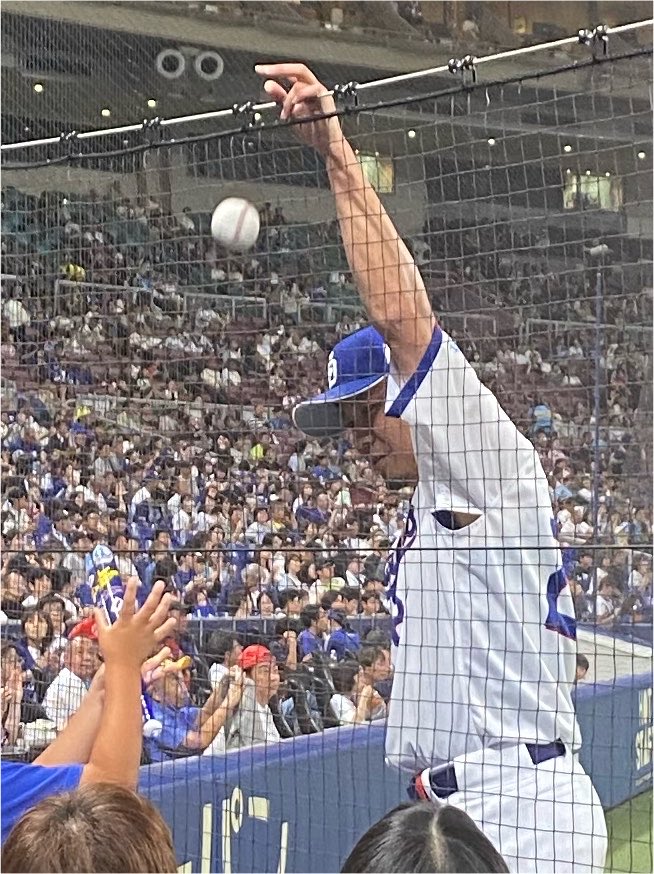 zenshow's tweet photo. 今シーズン最後の現地観戦は初のアリーナシート
投球練習後、少年にボールをプレゼントする大野投手のファンサに好感
スーパーマリオコラボもあって楽しいシーンも色々でした
#ドラゴンズ https://t.co/jdwFsGo2eJ