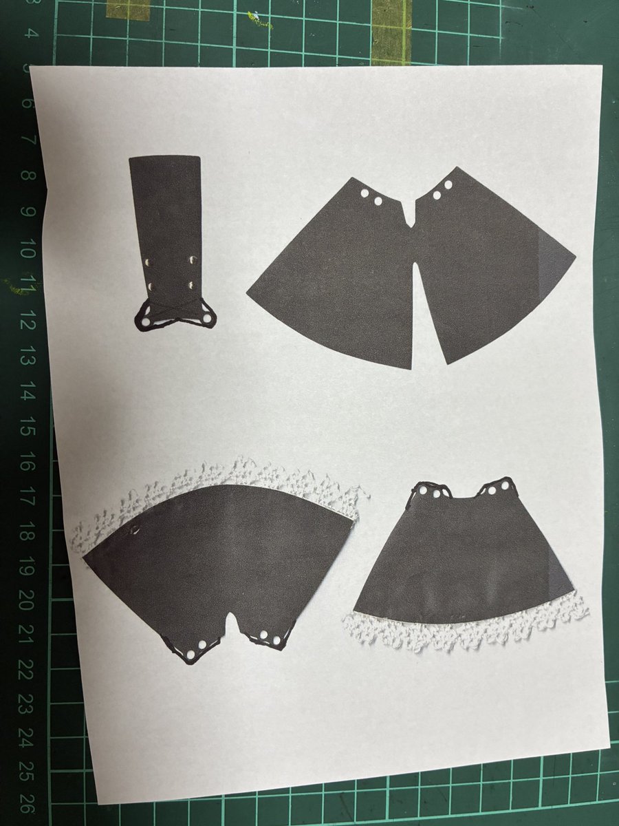 yuukiyanomadoka's tweet photo. さてさて…
「篝火真理亜の好スカートを作ろう」のコーナーですがサボってたわけではなく…色々実験してまして…😅

配管テープ…材質はPVCシートを使うってとこまでは上手く行ったのですが…
そこから紆余曲折😭
何とか上手く行ったので
このやり方でヨシとします🤔

先ずはPVCシートを広く取り
プライマー→塗装→半光沢でコーティングを行いました。
プライマーはホームセンターで売ってる様な「マルチプライマー」です😅

失敗のない様に一回の塗布には一晩の乾燥時間を与えてしっかり乾燥させて行きます😆
つまり色を乗せるのに3日使う訳です。
裏面も塗るなら…その倍ですね…🤔

続いてコピーしといたスカートパーツの型紙をスプレーのりで貼り付けて切り取ります😆

テストで腰に巻いてみましたが…いい感じです😆

色々やりましたが…このやり方が1番失敗が少ないですね…🤔

今後スカートパーツのあるキャラにも応用出来る様にと出来るだけ簡単にって意味じゃ…自分の中じゃ最善かなぁ…😅

他にもいい手があるかもですが…🤔

#メガロマリア