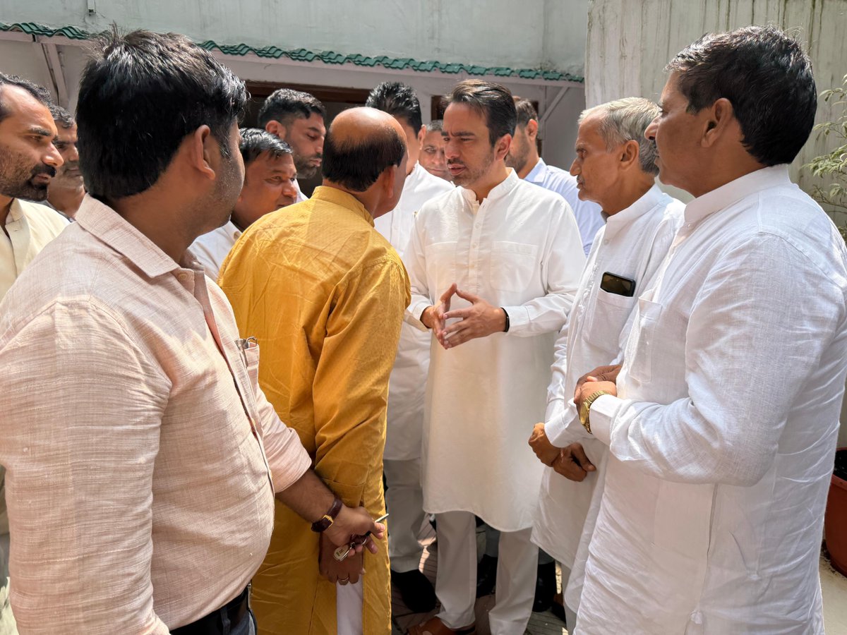 TeamRLD1's tweet photo. 25 तुगलक रोड, नई दिल्ली स्थित आवास पर राष्ट्रीय अध्यक्ष सह केंद्रीय मंत्री माननीय चौधरी जयन्त सिंह जी से विभिन्न क्षेत्र से आए कार्यकर्ताओं और गणमान्य लोगों ने मुलाकात की।
#TeamRLD https://t.co/PXoFNVyMx8