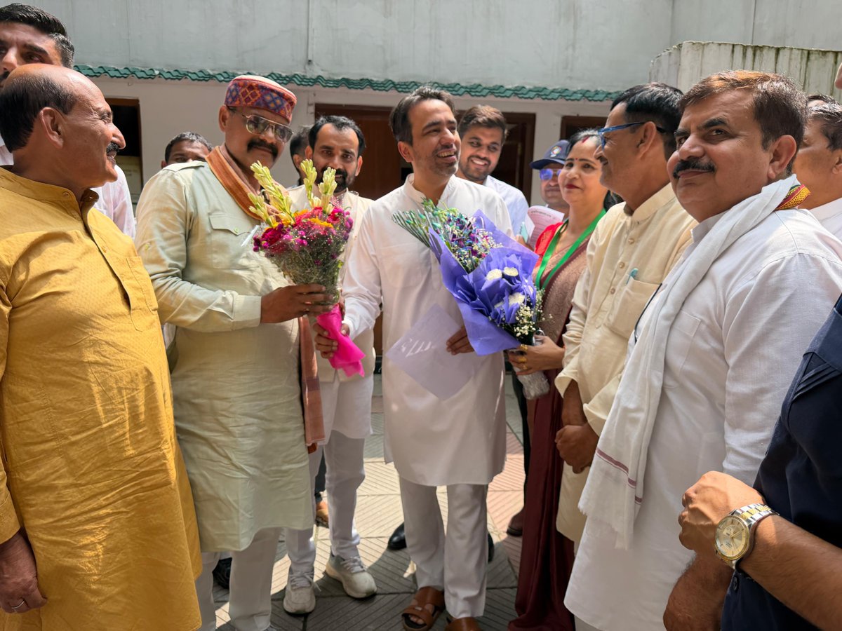 TeamRLD1's tweet photo. 25 तुगलक रोड, नई दिल्ली स्थित आवास पर राष्ट्रीय अध्यक्ष सह केंद्रीय मंत्री माननीय चौधरी जयन्त सिंह जी से विभिन्न क्षेत्र से आए कार्यकर्ताओं और गणमान्य लोगों ने मुलाकात की।
#TeamRLD https://t.co/PXoFNVyMx8