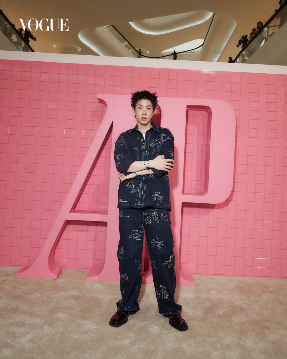VogueThailand's tweet photo. #VogueWatch อัลบั้มโมเมนต์ของ ‘ออฟ-จุมพล’ @off_tumcial ณ ‘Powerful Summer Pop-Up’ โดย Audemars Piguet @audemarspigue พร้อมกับการสวมนาฬิกา Royal Oak Offshore Selfwinding Chronograph 42 มิลลิเมตร โดดเด่นด้วยหน้าปัดสีเทาและการตกแต่งสีส้มเหมาะสำหรับฤดูร้อน #AudemarsPiguet #RoyalOakOffShore #ออฟจุมพล #tumcial 

สามารถชมอัลบั้มฉบับเต็มได้แล้วที่ https://t.co/2LdlexseD9