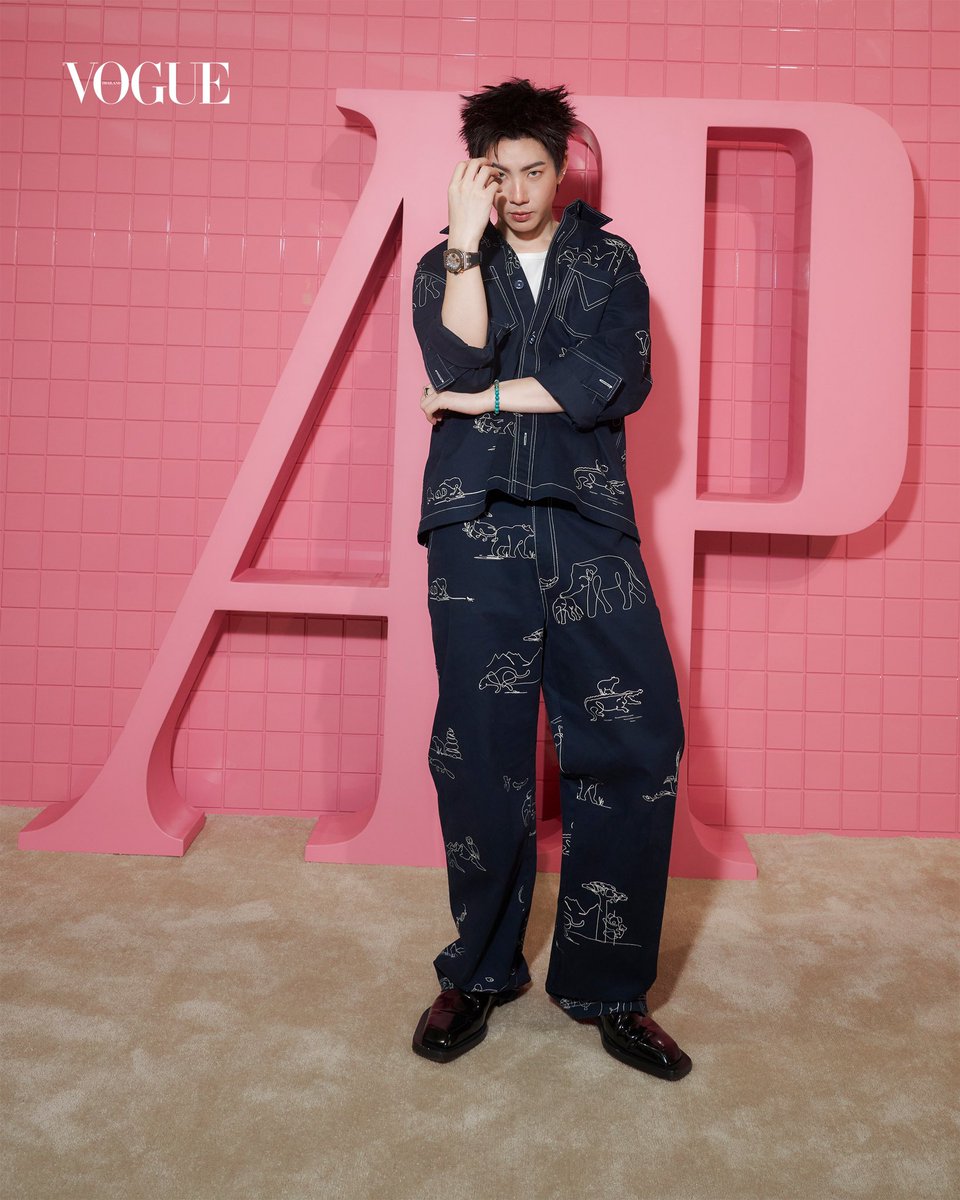 VogueThailand's tweet photo. #VogueWatch อัลบั้มโมเมนต์ของ ‘ออฟ-จุมพล’ @off_tumcial ณ ‘Powerful Summer Pop-Up’ โดย Audemars Piguet @audemarspigue พร้อมกับการสวมนาฬิกา Royal Oak Offshore Selfwinding Chronograph 42 มิลลิเมตร โดดเด่นด้วยหน้าปัดสีเทาและการตกแต่งสีส้มเหมาะสำหรับฤดูร้อน #AudemarsPiguet #RoyalOakOffShore #ออฟจุมพล #tumcial 

สามารถชมอัลบั้มฉบับเต็มได้แล้วที่ https://t.co/2LdlexseD9