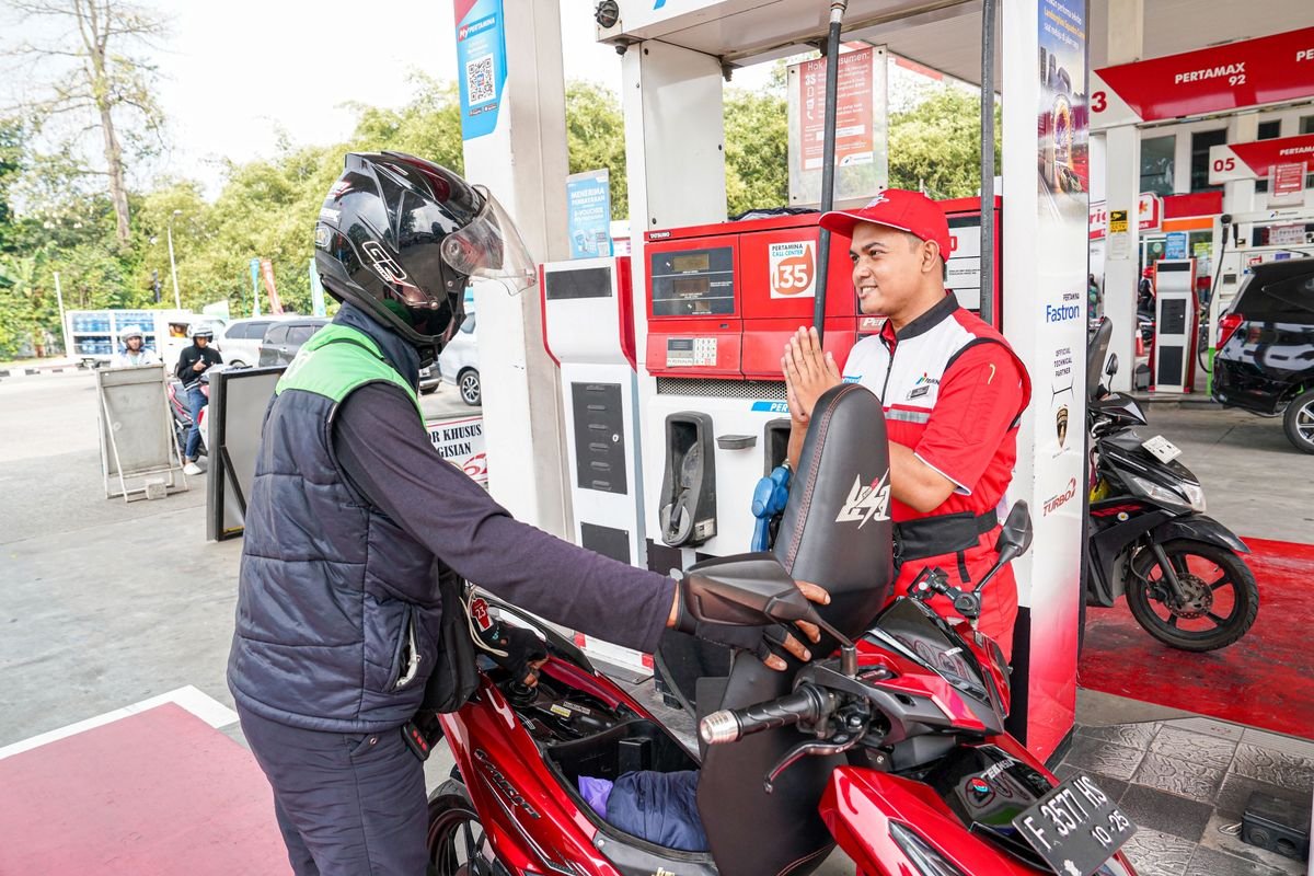 LambeSahamjja's tweet photo. pemerintah berencana bahwa desil 9 dan desil 10 berpotensi tak lagi diperbolehkan beli BBM subsidi:
- desil 1 pengeluaran di bawah 500 ribu
- desil 2 pengeluaran 500-700 ribu
- desil 3 pengeluaran 700-900 ribu
- desil 4 pengeluaran 900 ribu - rp1,2 juta
- desil 5 pengeluaran 1,2-1,5 juta
- desil 6  pengeluaran 1,5-1,8 juta
- desil 7 pengeluaran 1,8-2,3 juta
- desil 8 pengeluaran 2,3-3,5 juta
- desil 9 pengeluaran 3,5-5 juta
- desil 10 pengeluaran di atas 5 juta