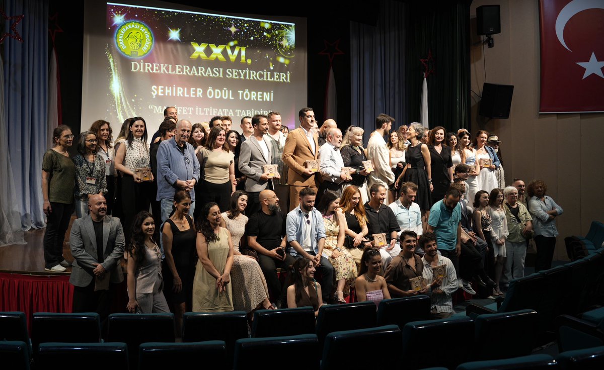 mbb_teksin's tweet photo. Mersin Büyükşehir Belediyesi bünyesinde faaliyet gösteren Mersin Şehir Tiyatrosu, 25. Sanat Sezonu’nu sanatla, üretimle ve toplumsal faydayı önceleyen projelerle tamamladı. Sezon boyunca yetişkin oyunları, çocuk oyunları ve genç oyunlarını seyirciyle buluşturan Şehir Tiyatrosu; “Tiyatro Seyretmeyen Çocuk Kalmasın”, “Haydi Gençler Tiyatroya”, “Şehrin Gezici Tiyatrosu”, “Okuma Tiyatroları”, “Tiyatro Kursları” ve ilk kez açılan “Konservatuvara Hazırlık Kursları” ile de tiyatroyu her yaştan Mersinli’ye ulaştırdı.

Haber👇
https://t.co/3edwF6KVnB
