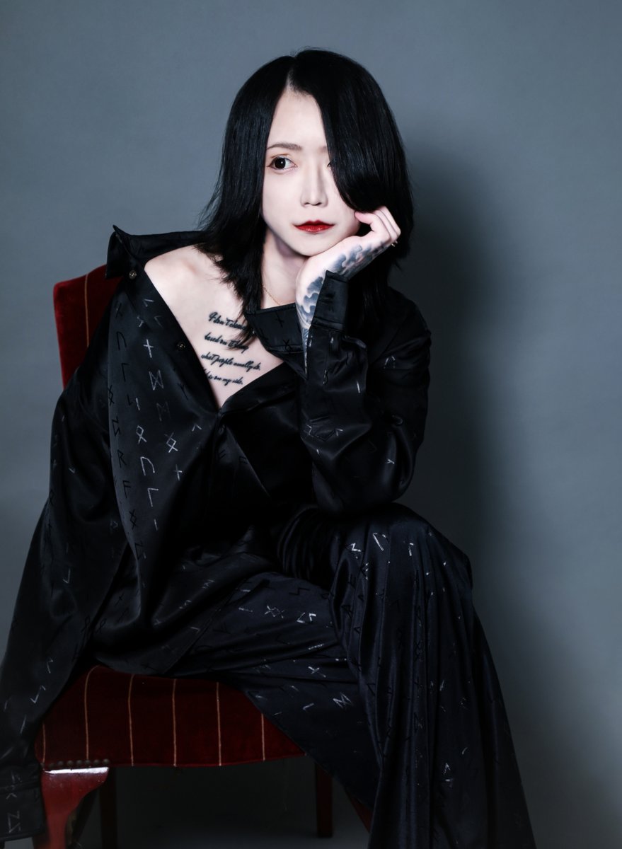 MioAtelier's tweet photo. お待たせしました毎週プレゼントキャンペーン第26弾 。

   今週は社美緒の私物から
 「ルーンプリントシャツ　ブラック　XS」
を抽選で1名さまにプレゼント。   
※新品ではありません。社美緒が着ていたものになります。              

サテン生地にルーン文字のテキスタイルを箔プリントしたセットアップ
シャイニーなサテン素材に上品で存在感のある箔プリントを施すことで高級感のある光沢と輝きを楽しむことができます
K-POPアイドルをイメージしたオーバーサイズのパジャマスタイルは、クールさの中にもかわいいさをのぞかせるアイテムです

応募方法↓      こちらの公式アカウントと社美緒@Nexusblack7777
のアカウント両方をフォローいただきこのポストをいいね、リポストで応募完了です。                  
締切は毎週金曜日の17：00。    
結果は当日中にDMにてお伝えいたします。リプライで当選確率が２倍になります！！！    皆様のご応募お待ちしております。          

ここまで読んでくださった皆さまへ                    

当選確率アップな今週のお題は 「我が家のお盆休み」です。     

最近お返事できずごめんなさい。全て拝読させていただいております。 

みなさんの皆さんのお盆休みはどんな予定がありますか？
実家で美味しい夏野菜食べます。海にいきます。そもそもお盆休みってなんですか？などなど、自由にラジオに送る感覚でどんどんリプライください。 ついでに当選確率を上げちゃいましょう。        
引用リツイートは当選２倍にならないので気をつけてください。      ※全然関係ないコメントももちろん大歓迎です。     
#mioyashirolatelier 
#社美緒 
#mioyashirolatelierプレゼントキャンペーン