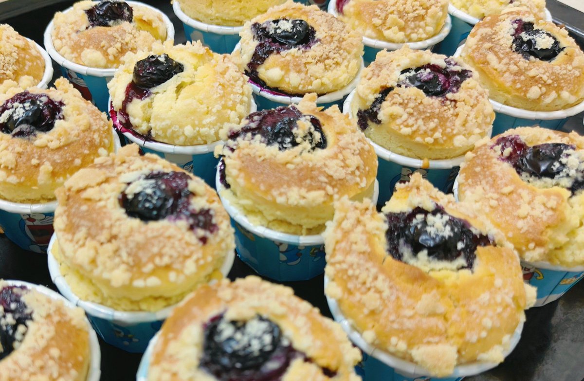 ILY1DZIAM's tweet photo. Freshly baked blueberry muffin with oozing jam, paired with iced latte—small daily joy unlocked ， https://t.co/Cxz7JVmjEz