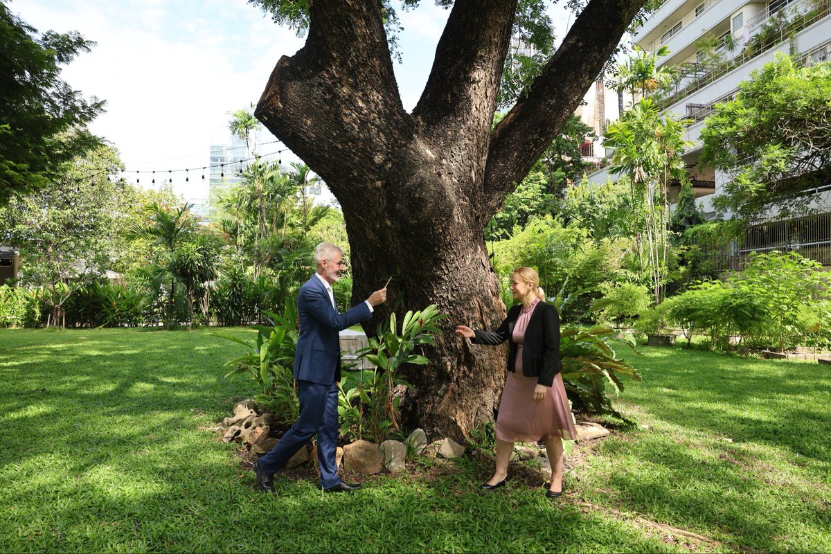 SwissEmbTHA's tweet photo. Handing over the keys of the Embassy to my deputy Christine Löw. With very best wishes! Christine will act as Chargée d’Affaires ad interim until the arrival of my successor. 

Farewell!

Pedro Zwahlen
Ambassador of Switzerland🇨🇭 to Thailand🇹🇭, Cambodia🇰🇭  &amp; Lao PDR🇱🇦  2022-2026 https://t.co/e4XWtHCRsS