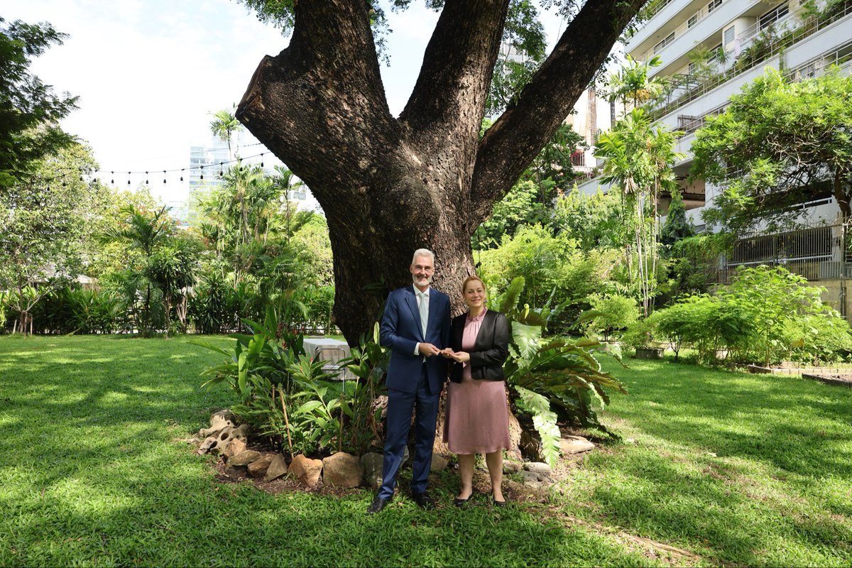 SwissEmbTHA's tweet photo. Handing over the keys of the Embassy to my deputy Christine Löw. With very best wishes! Christine will act as Chargée d’Affaires ad interim until the arrival of my successor. 

Farewell!

Pedro Zwahlen
Ambassador of Switzerland🇨🇭 to Thailand🇹🇭, Cambodia🇰🇭  &amp; Lao PDR🇱🇦  2022-2026 https://t.co/e4XWtHCRsS