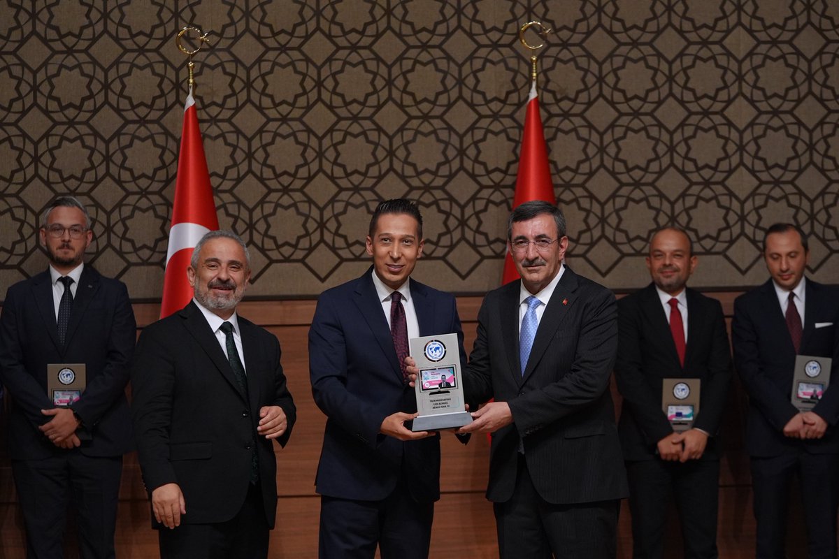 KOTRAMurat's tweet photo. Anadolu Medya Ödülleri sahiplerini buldu.

Yılın Moderatörü ödülüne layık görülen, Bengü Türk TV Program Müdürü sevgili kardeşim Cem AÇIKGÖZ’ü tebrik ederim.
Başarılarının daim olmasını diliyorum.

Tebrikler Cem, nice başarılara… 👏🇹🇷 

@cemacikgozz 
@benguturktv https://t.co/d5q1gSmlK0